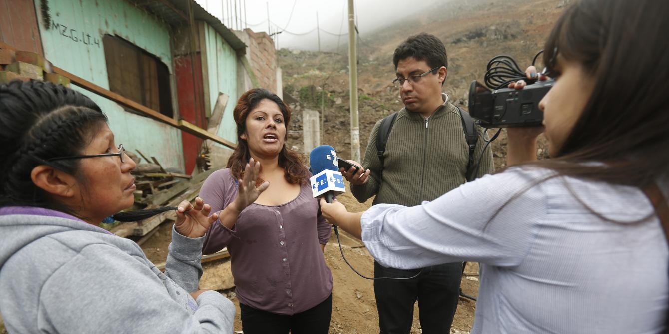 Mujeres siendo entrevistadas